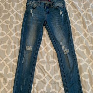 doesn’t fit but cute skinny jean and love the rips